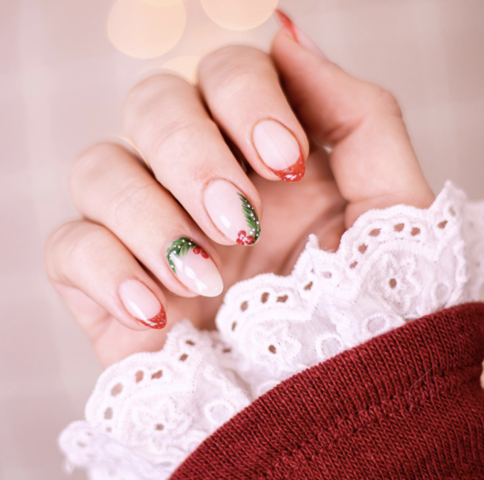 simple mistletoe christmas nails